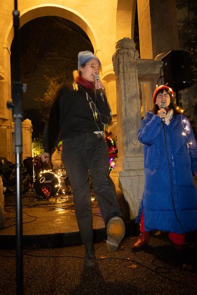 Wien Modern: Eröffnung - Maria Gstättner "Fanfare allez ensemble für zwei Blasorchester, Punkband, Pop-Duo, Bläserensemble, Drumline, E-Gitarre, Sythesizer, Solo-Bassposaune und lichtbasierte künstlerische Intervention" (31.10.2012) Foto: eSeL.at - Lorenz Seidler Foto: eSeL Lorenz Seidler