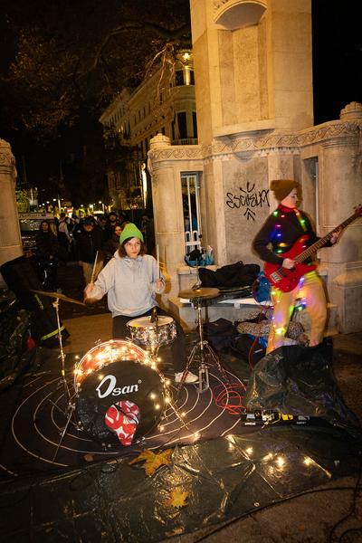 Wien Modern: Eröffnung - Maria Gstättner "Fanfare allez ensemble für zwei Blasorchester, Punkband, Pop-Duo, Bläserensemble, Drumline, E-Gitarre, Sythesizer, Solo-Bassposaune und lichtbasierte künstlerische Intervention" (31.10.2012) Foto: eSeL.at - Lorenz Seidler Foto: eSeL Lorenz Seidler