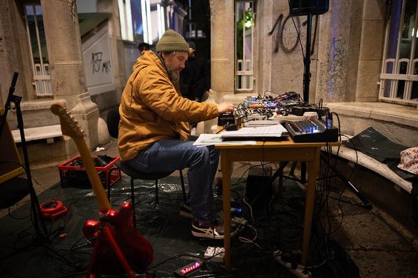 Wien Modern: Eröffnung - Maria Gstättner "Fanfare allez ensemble für zwei Blasorchester, Punkband, Pop-Duo, Bläserensemble, Drumline, E-Gitarre, Sythesizer, Solo-Bassposaune und lichtbasierte künstlerische Intervention" (31.10.2012) Foto: eSeL.at - Lorenz Seidler Foto: eSeL Lorenz Seidler