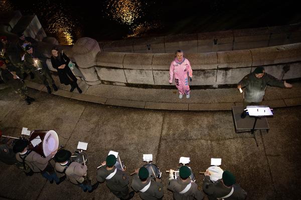 Wien Modern: Eröffnung - Maria Gstättner "Fanfare allez ensemble für zwei Blasorchester, Punkband, Pop-Duo, Bläserensemble, Drumline, E-Gitarre, Sythesizer, Solo-Bassposaune und lichtbasierte künstlerische Intervention" (31.10.2012) Foto: eSeL.at - Lorenz Seidler Foto: eSeL Lorenz Seidler