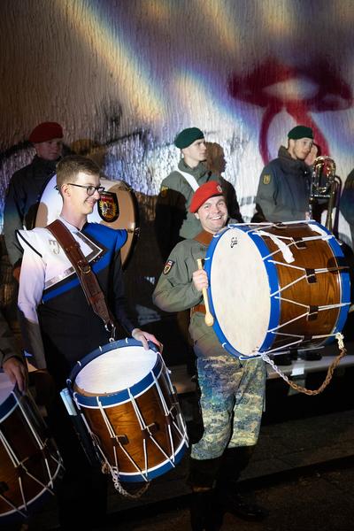 Wien Modern: Eröffnung - Maria Gstättner "Fanfare allez ensemble für zwei Blasorchester, Punkband, Pop-Duo, Bläserensemble, Drumline, E-Gitarre, Sythesizer, Solo-Bassposaune und lichtbasierte künstlerische Intervention" (31.10.2012) Foto: eSeL.at - Lorenz Seidler Foto: eSeL Lorenz Seidler