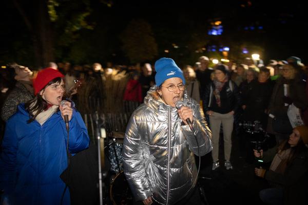 Wien Modern: Eröffnung - Maria Gstättner "Fanfare allez ensemble für zwei Blasorchester, Punkband, Pop-Duo, Bläserensemble, Drumline, E-Gitarre, Sythesizer, Solo-Bassposaune und lichtbasierte künstlerische Intervention" (31.10.2012) Foto: eSeL.at - Lorenz Seidler Foto: eSeL Lorenz Seidler