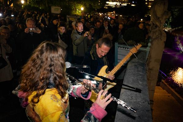 Wien Modern: Eröffnung - Maria Gstättner "Fanfare allez ensemble für zwei Blasorchester, Punkband, Pop-Duo, Bläserensemble, Drumline, E-Gitarre, Sythesizer, Solo-Bassposaune und lichtbasierte künstlerische Intervention" (31.10.2012) Foto: eSeL.at - Lorenz Seidler Foto: eSeL Lorenz Seidler