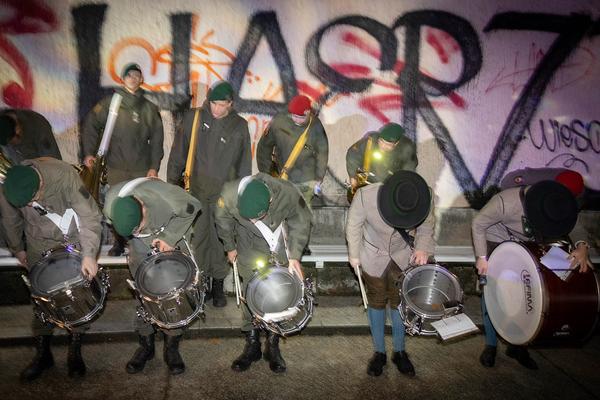 Wien Modern: Eröffnung - Maria Gstättner "Fanfare allez ensemble für zwei Blasorchester, Punkband, Pop-Duo, Bläserensemble, Drumline, E-Gitarre, Sythesizer, Solo-Bassposaune und lichtbasierte künstlerische Intervention" (31.10.2012) Foto: eSeL.at - Lorenz Seidler Foto: eSeL Lorenz Seidler