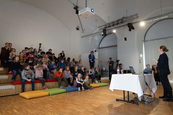Zoom Kindermuseum Kindervorlesung: Gudrun Haindlmaier "Stadt der Zukunft?" (19.3.2023) Foto: eSeL.at - Lorenz Seidler Foto: eSeL Lorenz Seidler