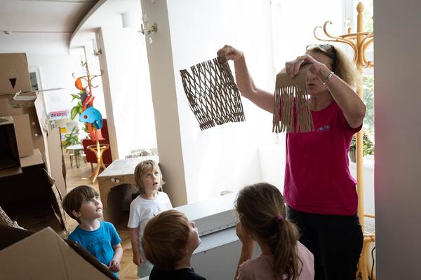 Zoom Kindermuseum: "Zoom mobil". Summer Workshop (WienZimmer Gartenstadt / Karl-Seitz-Hof, 22.7.2023) Foto: eSeL.at - Lorenz Seidler Foto: eSeL Lorenz Seidler