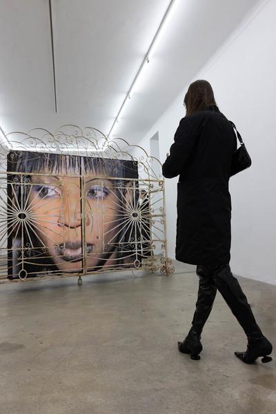 Akeem Smith "Dovecote" - curated by Kyle Thurman (Galerie Sophie Tappeiner, 13.9. - 19.10.2024) Foto: eSeL.at - Lorenz Seidler