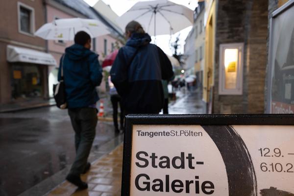 Tangente St. Pölten: Bojan Ilic @ Stadt-Galerie. Kunst in Schaukästen und Leerständen (12.9. – 6.10.2024) Foto: eSeL.at - Lorenz Seidler