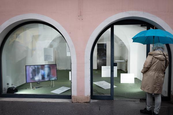Tangente St. Pölten: Anna Barbieri &quot;The Caryatides&quot; @ Stadt-Galerie. Kunst in Schaukästen und Leerständen (12.9. – 6.10.2024) Foto: eSeL.at - Lorenz Seidler