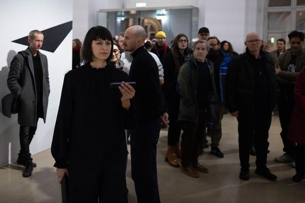 H13 2024 Niederösterreich Preis für Performance: Katharina Ernst "metrics" (Kunstraum Niederösterreich, 22.11.2024) Foto: eSeL.at - Lorenz Seidler