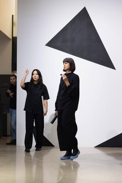 H13 2024 Niederösterreich Preis für Performance: Katharina Ernst "metrics" (Kunstraum Niederösterreich, 22.11.2024) Foto: eSeL.at - Lorenz Seidler