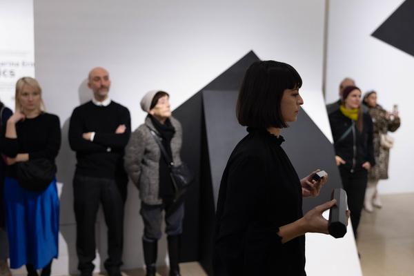 H13 2024 Niederösterreich Preis für Performance: Katharina Ernst "metrics" (Kunstraum Niederösterreich, 22.11.2024) Foto: eSeL.at - Lorenz Seidler