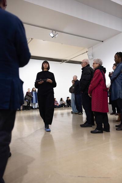 H13 2024 Niederösterreich Preis für Performance: Katharina Ernst "metrics" (Kunstraum Niederösterreich, 22.11.2024) Foto: eSeL.at - Lorenz Seidler