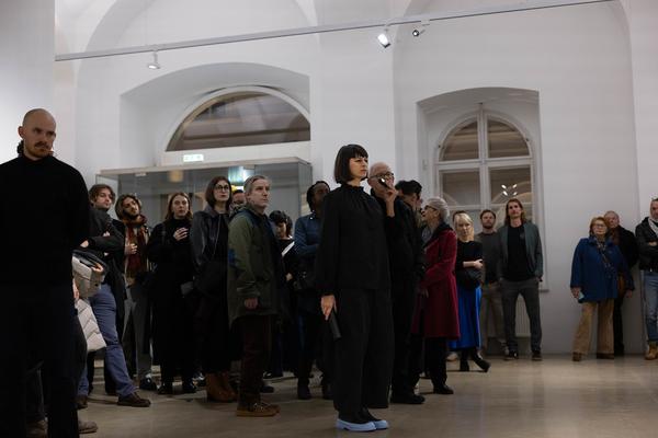 H13 2024 Niederösterreich Preis für Performance: Katharina Ernst "metrics" (Kunstraum Niederösterreich, 22.11.2024) Foto: eSeL.at - Lorenz Seidler