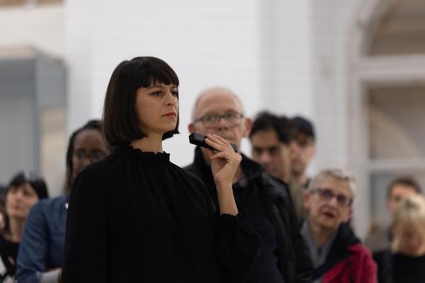 H13 2024 Niederösterreich Preis für Performance: Katharina Ernst "metrics" (Kunstraum Niederösterreich, 22.11.2024) Foto: eSeL.at - Lorenz Seidler