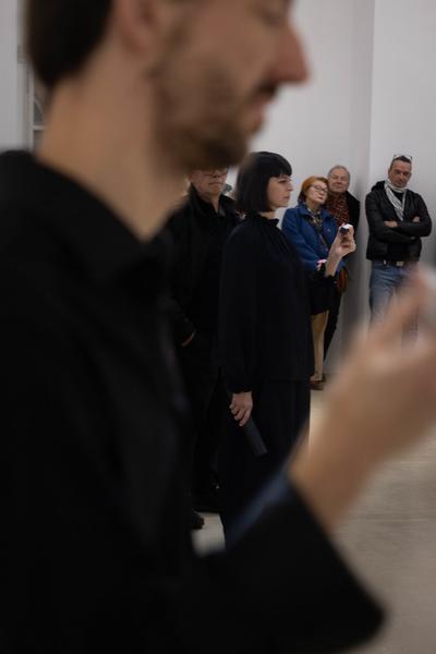 H13 2024 Niederösterreich Preis für Performance: Katharina Ernst "metrics" (Kunstraum Niederösterreich, 22.11.2024) Foto: eSeL.at - Lorenz Seidler