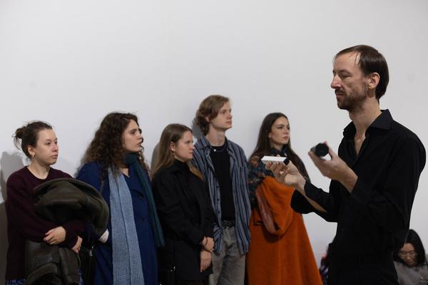 H13 2024 Niederösterreich Preis für Performance: Katharina Ernst "metrics" (Kunstraum Niederösterreich, 22.11.2024) Foto: eSeL.at - Lorenz Seidler