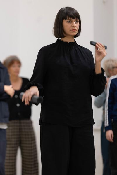 H13 2024 Niederösterreich Preis für Performance: Katharina Ernst "metrics" (Kunstraum Niederösterreich, 22.11.2024) Foto: eSeL.at - Lorenz Seidler