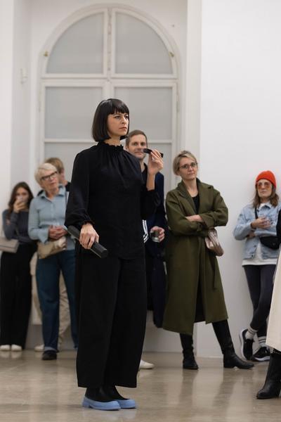 H13 2024 Niederösterreich Preis für Performance: Katharina Ernst "metrics" (Kunstraum Niederösterreich, 22.11.2024) Foto: eSeL.at - Lorenz Seidler