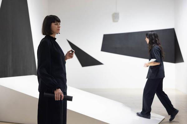 H13 2024 Niederösterreich Preis für Performance: Katharina Ernst "metrics" (Kunstraum Niederösterreich, 22.11.2024) Foto: eSeL.at - Lorenz Seidler