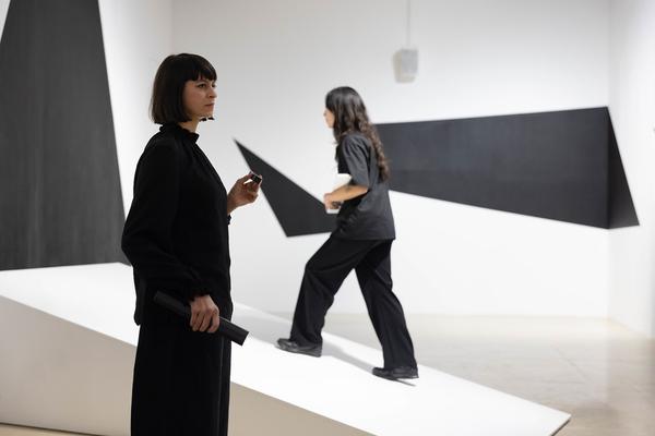 H13 2024 Niederösterreich Preis für Performance: Katharina Ernst "metrics" (Kunstraum Niederösterreich, 22.11.2024) Foto: eSeL.at - Lorenz Seidler