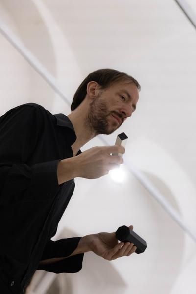 H13 2024 Niederösterreich Preis für Performance: Katharina Ernst "metrics" (Kunstraum Niederösterreich, 22.11.2024) Foto: eSeL.at - Lorenz Seidler