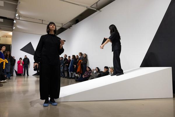 H13 2024 Niederösterreich Preis für Performance: Katharina Ernst "metrics" (Kunstraum Niederösterreich, 22.11.2024) Foto: eSeL.at - Lorenz Seidler