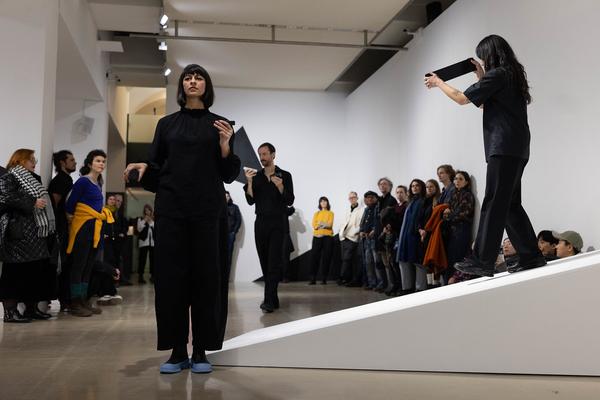 H13 2024 Niederösterreich Preis für Performance: Katharina Ernst "metrics" (Kunstraum Niederösterreich, 22.11.2024) Foto: eSeL.at - Lorenz Seidler