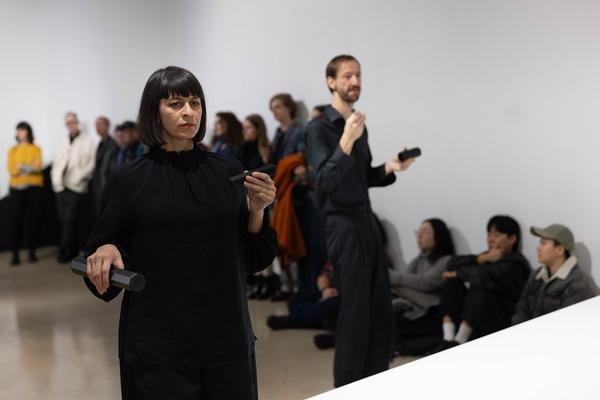 H13 2024 Niederösterreich Preis für Performance: Katharina Ernst "metrics" (Kunstraum Niederösterreich, 22.11.2024) Foto: eSeL.at - Lorenz Seidler