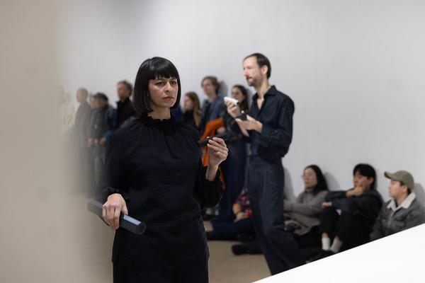 H13 2024 Niederösterreich Preis für Performance: Katharina Ernst "metrics" (Kunstraum Niederösterreich, 22.11.2024) Foto: eSeL.at - Lorenz Seidler