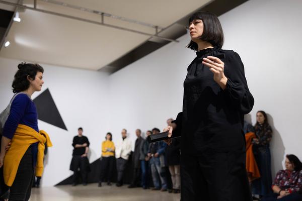 H13 2024 Niederösterreich Preis für Performance: Katharina Ernst "metrics" (Kunstraum Niederösterreich, 22.11.2024) Foto: eSeL.at - Lorenz Seidler