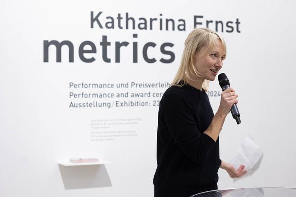 Preisverleihung H13 2024 Niederösterreich Preis für Performance an Katharina Ernst &quot;metrics&quot; (Kunstraum Niederösterreich, 22.11.2024) Foto: eSeL.at - Lorenz Seidler