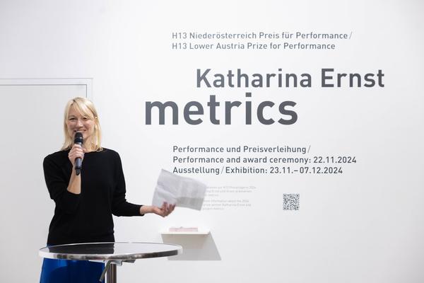 Preisverleihung H13 2024 Niederösterreich Preis für Performance an Katharina Ernst &quot;metrics&quot; (Kunstraum Niederösterreich, 22.11.2024) Foto: eSeL.at - Lorenz Seidler