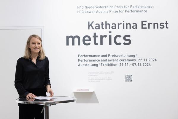 Preisverleihung H13 2024 Niederösterreich Preis für Performance an Katharina Ernst &quot;metrics&quot; (Kunstraum Niederösterreich, 22.11.2024) Foto: eSeL.at - Lorenz Seidler