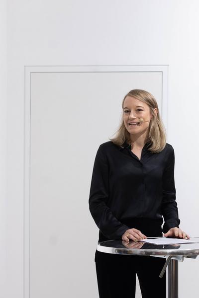 Preisverleihung H13 2024 Niederösterreich Preis für Performance an Katharina Ernst &quot;metrics&quot; (Kunstraum Niederösterreich, 22.11.2024) Foto: eSeL.at - Lorenz Seidler
