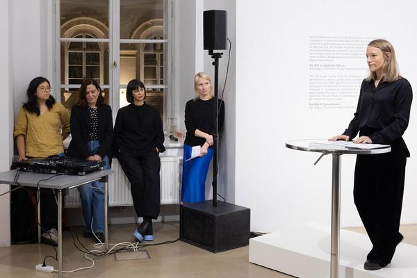 Preisverleihung H13 2024 Niederösterreich Preis für Performance an Katharina Ernst &quot;metrics&quot; (Kunstraum Niederösterreich, 22.11.2024) Foto: eSeL.at - Lorenz Seidler