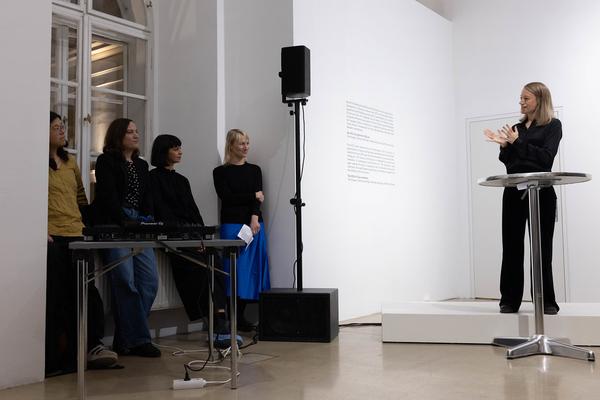 Preisverleihung H13 2024 Niederösterreich Preis für Performance an Katharina Ernst &quot;metrics&quot; (Kunstraum Niederösterreich, 22.11.2024) Foto: eSeL.at - Lorenz Seidler