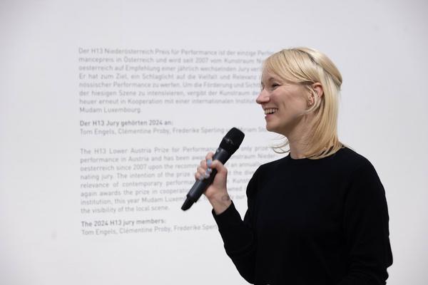 Preisverleihung H13 2024 Niederösterreich Preis für Performance an Katharina Ernst &quot;metrics&quot; (Kunstraum Niederösterreich, 22.11.2024) Foto: eSeL.at - Lorenz Seidler