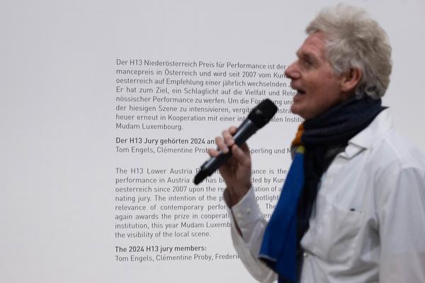Preisverleihung H13 2024 Niederösterreich Preis für Performance an Katharina Ernst &quot;metrics&quot; (Kunstraum Niederösterreich, 22.11.2024) Foto: eSeL.at - Lorenz Seidler