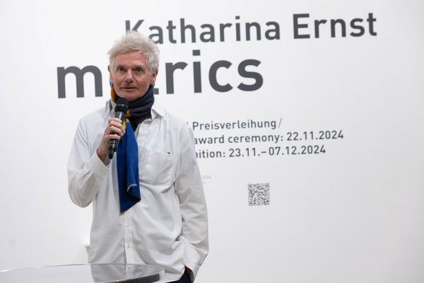 Preisverleihung H13 2024 Niederösterreich Preis für Performance an Katharina Ernst &quot;metrics&quot; (Kunstraum Niederösterreich, 22.11.2024) Foto: eSeL.at - Lorenz Seidler