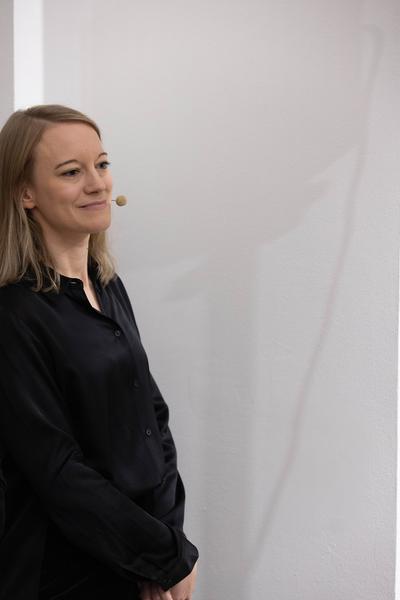 Preisverleihung H13 2024 Niederösterreich Preis für Performance an Katharina Ernst &quot;metrics&quot; (Kunstraum Niederösterreich, 22.11.2024) Foto: eSeL.at - Lorenz Seidler