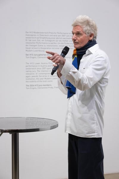 Preisverleihung H13 2024 Niederösterreich Preis für Performance an Katharina Ernst &quot;metrics&quot; (Kunstraum Niederösterreich, 22.11.2024) Foto: eSeL.at - Lorenz Seidler