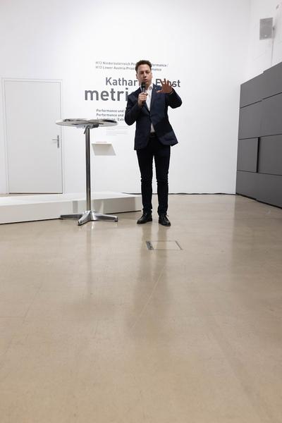 Preisverleihung H13 2024 Niederösterreich Preis für Performance an Katharina Ernst &quot;metrics&quot; (Kunstraum Niederösterreich, 22.11.2024) Foto: eSeL.at - Lorenz Seidler