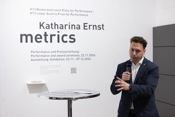Preisverleihung H13 2024 Niederösterreich Preis für Performance an Katharina Ernst &quot;metrics&quot; (Kunstraum Niederösterreich, 22.11.2024) Foto: eSeL.at - Lorenz Seidler