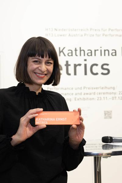Preisverleihung H13 2024 Niederösterreich Preis für Performance an Katharina Ernst &quot;metrics&quot; (Kunstraum Niederösterreich, 22.11.2024) Foto: eSeL.at - Lorenz Seidler