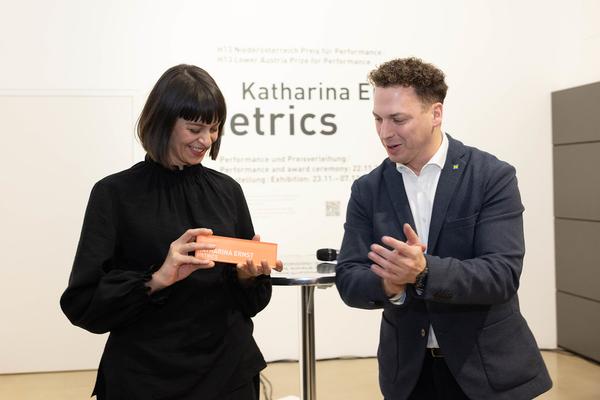 Preisverleihung H13 2024 Niederösterreich Preis für Performance an Katharina Ernst &quot;metrics&quot; (Kunstraum Niederösterreich, 22.11.2024) Foto: eSeL.at - Lorenz Seidler