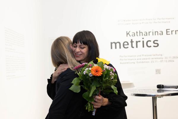 Preisverleihung H13 2024 Niederösterreich Preis für Performance an Katharina Ernst &quot;metrics&quot; (Kunstraum Niederösterreich, 22.11.2024) Foto: eSeL.at - Lorenz Seidler
