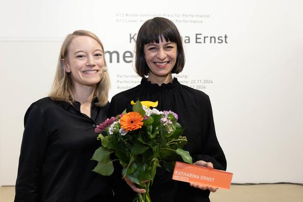 Preisverleihung H13 2024 Niederösterreich Preis für Performance an Katharina Ernst &quot;metrics&quot; (Kunstraum Niederösterreich, 22.11.2024) Foto: eSeL.at - Lorenz Seidler