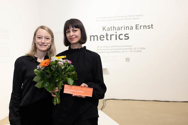 Preisverleihung H13 2024 Niederösterreich Preis für Performance an Katharina Ernst &quot;metrics&quot; (Kunstraum Niederösterreich, 22.11.2024) Foto: eSeL.at - Lorenz Seidler