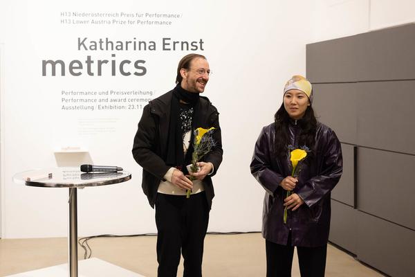 Preisverleihung H13 2024 Niederösterreich Preis für Performance an Katharina Ernst &quot;metrics&quot; (Kunstraum Niederösterreich, 22.11.2024) Foto: eSeL.at - Lorenz Seidler